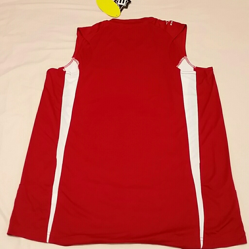 NWT. Women's  red/white athletic top. XL. - Picture 5 of 7